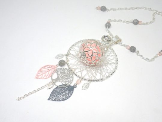 Bijou de grossesse rose et gris argenté cage fleurs feuilles arbre de vie perles en verre de Bohême attrape-rêves dreamcatcher pièce unique bola de grossesse réalisé sur commande sur mesure par Odacassie les créations de Cassandre bijoux et accessoires faits main bijoux poétiques bohèmes romantiques