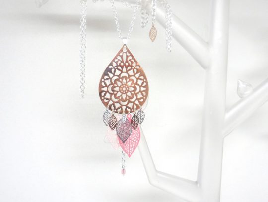 Sautoir goutte rose gold estampe fleurie feuilles perle argenté teintes de rose or rose long collier bijou en édition très limitée par Odacassie les créations de Cassandre bijoux et accessoires faits main bijoux poétiques bohèmes romantiques