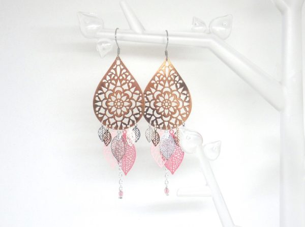 Boucles d'oreilles gouttes rose gold estampes fleuries feuilles perle argenté teintes de rose or rose acier inoxydable acier chirurgical bijou en édition très limitée par Odacassie les créations de Cassandre bijoux et accessoires faits main bijoux poétiques bohèmes romantiques