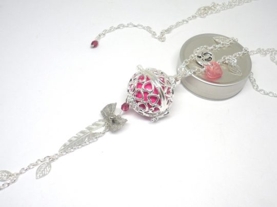 Bola de grossesse rose framboise argenté fuchsia cage coeurs plume feuilles petits pieds perles en verre de Bohême bijou de grossesse pièce unique bola de grossesse réalisée sur commande par Odacassie les créations de Cassandre bijoux et accessoires faits main bijoux et accessoirs poétiques bohèmes et romantiques