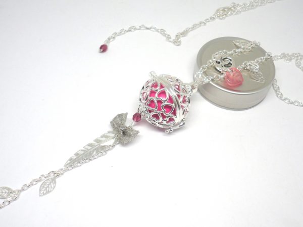 Bola de grossesse rose framboise argenté fuchsia cage coeurs plume feuilles petits pieds perles en verre de Bohême bijou de grossesse pièce unique bola de grossesse réalisée sur commande par Odacassie les créations de Cassandre bijoux et accessoires faits main bijoux et accessoirs poétiques bohèmes et romantiques