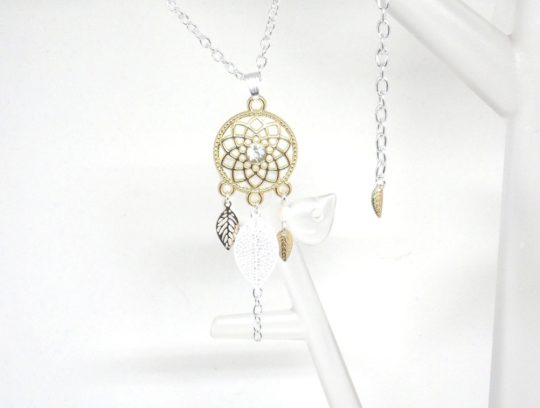 Collier attrape-rêves doré blanc et argenté dreamcatcher feuilles et perle strass transparent collier mi-long par Odacassie les créations de Cassandre bijoux et accessoires faits main bijoux poétiques bohèmes et romantiques