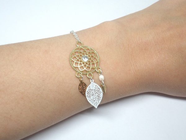 Bracelet attrape-rêves doré blanc et argenté dreamcatcher feuilles et perle strass transparent bijou par Odacassie les créations de Cassandre bijoux et accessoires faits main bijoux poétiques bohèmes et romantiques