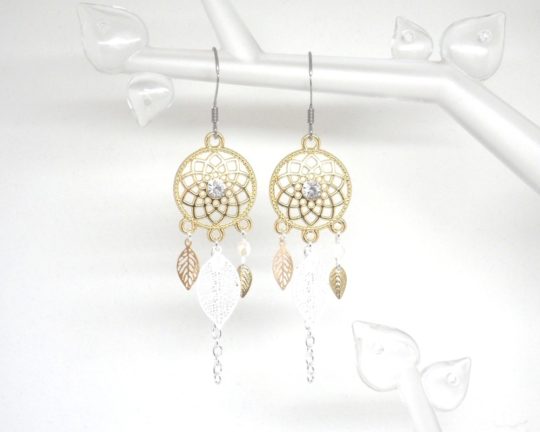 Boucles d'oreilles attrape-rêves doré blanc et argenté dreamcatcher feuilles et perle strass transparent bijou par Odacassie les créations de Cassandre bijoux et accessoires faits main bijoux poétiques bohèmes et romantiques