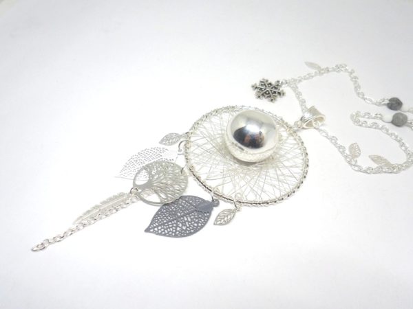 Bola de grossesse flocon de neige arbre de vie feuilles plume perles en verre de Bohême bille lisse argenté blanc gris sobre élégant bijou de grossesse pièce unique réalisée sur mesure par Odacassie les créations de Cassandre bijoux et accessoires faits main bijoux poétiques bohèmes romantiques