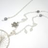 Bola de grossesse flocon de neige arbre de vie feuilles plume perles en verre de Bohême bille lisse argenté blanc gris sobre élégant bijou de grossesse pièce unique réalisée sur mesure par Odacassie les créations de Cassandre bijoux et accessoires faits main bijoux poétiques bohèmes romantiques