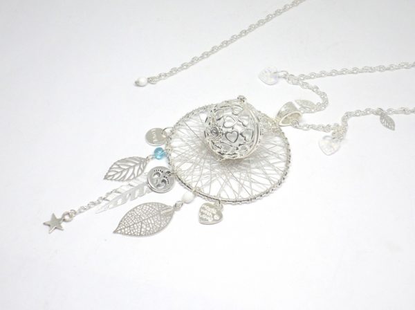 Bola de grossesse cage coeurs blanc argenté bleu turquoise feuilles plume petits pieds étoile perles bijou de grossesse unique réalisé sur commande par Odacassie les créations de Cassandre bijoux et accessoires faits main bijoux poétiques bohèmes romantiques