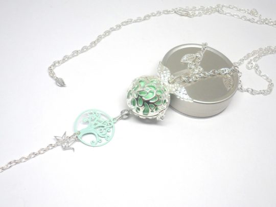 Bijou de grossesse arbre de vie oiseau origami cage ailes d'ange argenté vert d'eau feuilles perles en verre de Bohême bola de grossesse pièce unique réalisée sur mesure sur commande par Odacassie les créations de Cassandre bijoux et accessoires faits main bijoux poétiques bohèmes romantiques