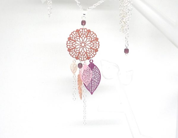 Sautoir cuivré violet rose argenté tendance attrape-rêves dreamcatcher feuilles rosace fleurie plume perles long collier par Odacassie les créations de Cassandre bijoux et accessoires faits main bijoux poétiques bohèmes romantiques