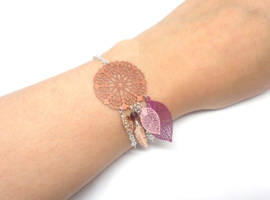 Bracelet cuivré violet rose argenté tendance attrape-rêves dreamcatcher feuilles rosace fleurie plume perles bracelet ajustable réglable par Odacassie les créations de Cassandre bijoux et accessoires faits main bijoux poétiques bohèmes romantiques