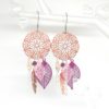 Boucles d'oreilles cuivrées violet rose argenté tendance attrape-rêves dreamcatcher acier inoxydable chirurgical feuilles rosace fleurie plume perles boucles d'oreilles par Odacassie les créations de Cassandre bijoux et accessoires faits main bijoux poétiques bohèmes romantiques