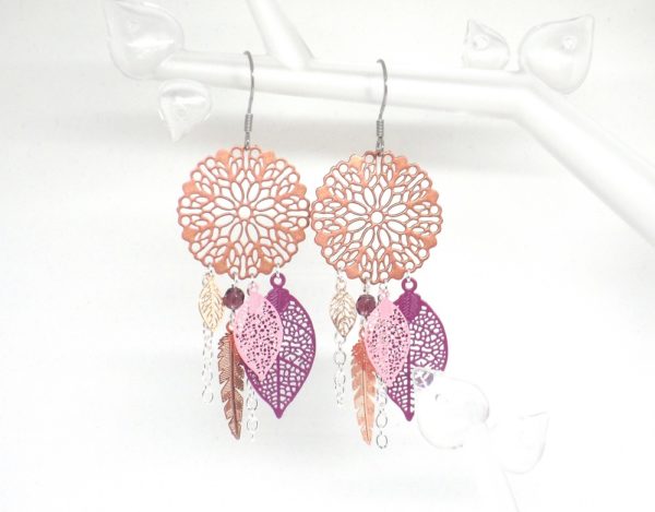 Boucles d'oreilles cuivrées violet rose argenté tendance attrape-rêves dreamcatcher acier inoxydable chirurgical feuilles rosace fleurie plume perles boucles d'oreilles par Odacassie les créations de Cassandre bijoux et accessoires faits main bijoux poétiques bohèmes romantiques