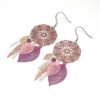 Boucles d'oreilles cuivrées violet rose argenté tendance attrape-rêves dreamcatcher acier inoxydable chirurgical feuilles rosace fleurie plume perles boucles d'oreilles par Odacassie les créations de Cassandre bijoux et accessoires faits main bijoux poétiques bohèmes romantiques