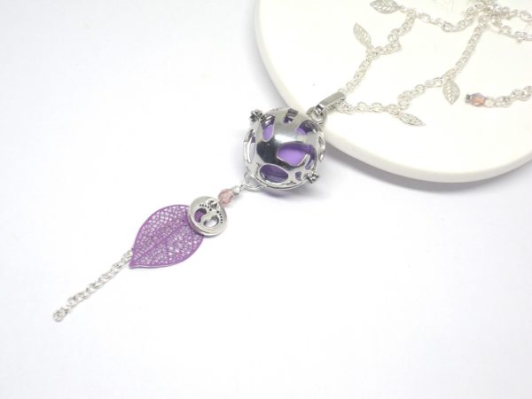 Bola de grossesse arbre de vie violet mauve argenté petits pieds feuilles perles bijou de grossesse pièce unique par Odacassie les créations de Cassandre bijoux et accessoires faits main bijoux poétiques bohèmes romantiques