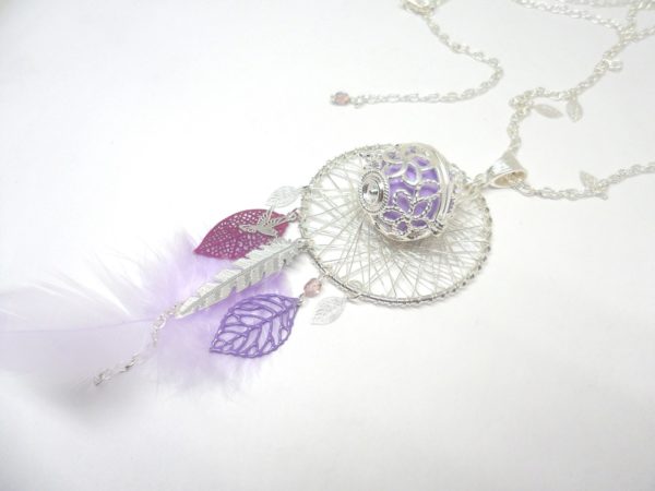 Bola de grossesse camaïeu de violet mauve argenté attrape-rêves dreamcatcher plumes feuilles oiseau cage fleurs de tiaré perles bijou de grossesse réalisé sur commande pièce unique par Odacassie les créations de Cassandre bijoux et accessoires faits main bijoux poétiques bohèmes romantiques