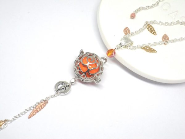 Bola de grossesse orange argenté or rose doré cage fleur feuilles perles plumes petits pieds bijou de grossesse pièce unique réalisée sur commande par Odacassie les créations de Cassandre bijoux et accessoires faits main bijoux poétiques bohèmes romantiques