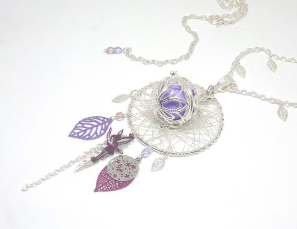 Bola de grossesse fée papillon plume feuilles et perles dans les tons argenté violet et lilas mauve bijou de grossesse pièce unique réalisée sur commande par Odacassie les créations de Cassandre bijoux et accessoires faits main bijoux poéitques bohèmes romantiques idée cadeau naissance future maman bébé