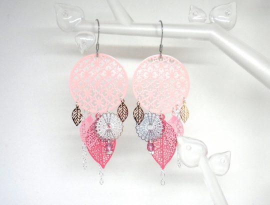 Boucles d'oreilles estampes roses or rose argentées feuilles rosaces perles crochets en acier inoxydable tendance attrape-rêves dreamcatcher bijou en édition très limitée par Odacassie les créations de Cassandre bijoux et accessoires faits main bijoux poétiques bohèmes romantiques