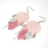 Boucles d'oreilles estampes roses or rose argentées feuilles rosaces perles crochets en acier inoxydable tendance attrape-rêves dreamcatcher bijou en édition très limitée par Odacassie les créations de Cassandre bijoux et accessoires faits main bijoux poétiques bohèmes romantiques