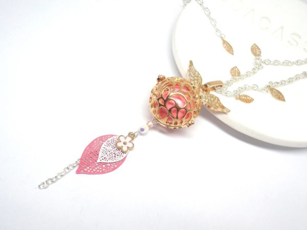 Bola de grossesse doré et rose ailes d'ange feuilles fleur perles bijou de grossesse pièce unique par Odacassie les créations de Cassandre bijoux et accessoires faits main bijoux poétiques bohèmes romantiques