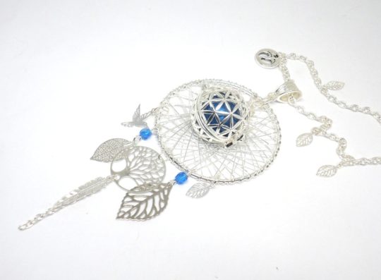 Bola de grossesse cage croisillons arbre de vie feuilles feuille oiseau plume argenté bleu perles reflets irisés bijou de grossesse réalisé sur mesure par Odacassie les créations de Cassandre bijoux et accessoires faits main bijoux poétiques bohèmes romantiques idée cadeau femme enceinte naissance