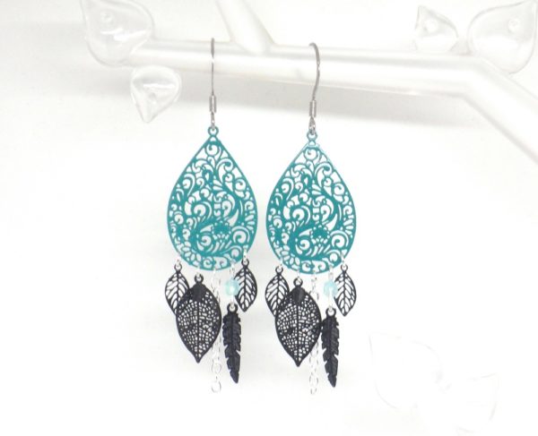 Boucles d'oreilles vert émeraude noir argenté estampes gouttes feuilles plumes perles édition très limitée par Odacassie les créations de Cassandre bijoux et accessoires faits main bijoux poétiques bohèmes romantiques