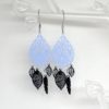 Boucles d'oreBoucles d'oreilles bleu lavande gris bleuté noir argenté estampes gouttes feuilles plumes perles édition très limitée par Odacassie les créations de Cassandre bijoux et accessoires faits main bijoux poétiques bohèmes romantiques