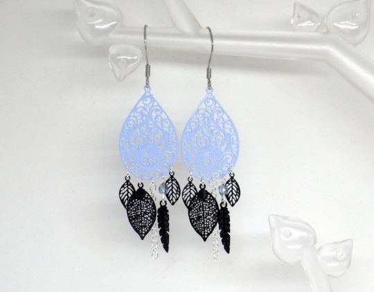 Boucles d'oreBoucles d'oreilles bleu lavande gris bleuté noir argenté estampes gouttes feuilles plumes perles édition très limitée par Odacassie les créations de Cassandre bijoux et accessoires faits main bijoux poétiques bohèmes romantiques