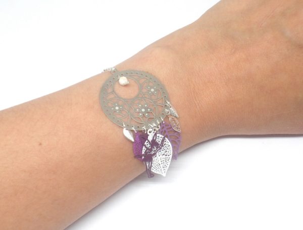 Bracelet fée estampe fleurie feuilles perles attrape-rêves dreamcatcher coloris au choix rose ou violet par Odacassie les céations de Cassandre bijoux et accessoires faits main bijoux poétiques bohèmes romantiques