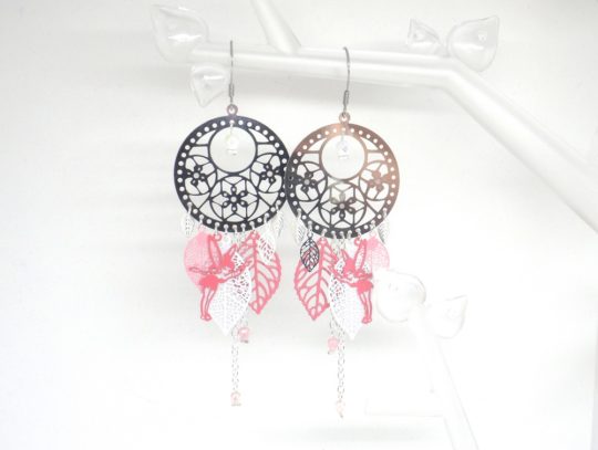 Boucles d'oreilles fées estampes fleuries feuilles et perles attrape-rêves dreamcatcher acier inoxydable par Odacassie les créations de Cassandre bijoux et accessoires faits main bijoux poétiques bohèmes romantiques