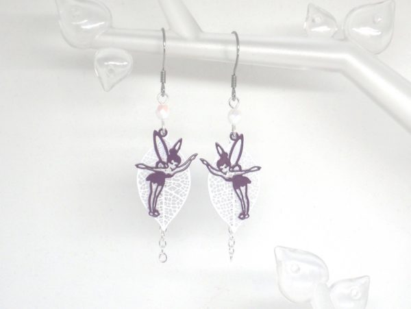 Boucles d'oreilles fées argenté blanc violet ou rose coloris au choix feuille perles fines estampes par Odacassie les créations de Cassandre bijoux et accessoires faits main bijoux poétiques bohèmes romantiques