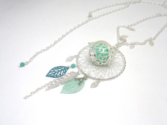 Bola de grossesse lettre A cage fleurs de tiaré feuilles plume attrape-rêves dreamcatcher perles vert d'eau vert émeraude turquoise clair argenté bijou de grossesse réalisé sur mesure par Odacassie les créations de Cassandre bijoux et acessoires faits main bijoux poétiques bohèmes romantiques