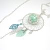 Bola de grossesse lettre A cage fleurs de tiaré feuilles plume attrape-rêves dreamcatcher perles vert d'eau vert émeraude turquoise clair argenté bijou de grossesse réalisé sur mesure par Odacassie les créations de Cassandre bijoux et acessoires faits main bijoux poétiques bohèmes romantiques
