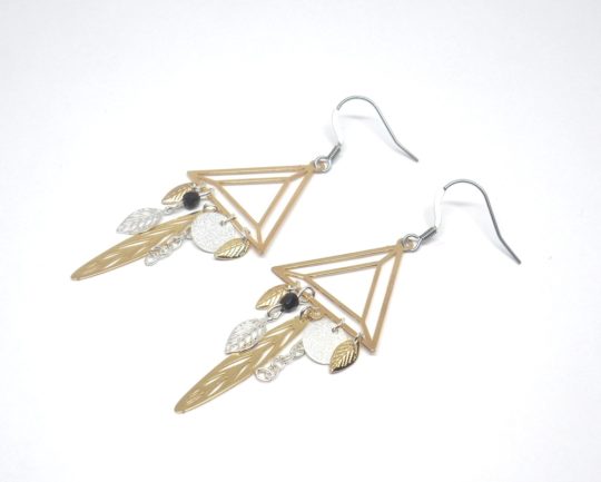 Boucles d'oreilles géométriques esprit graphique avec triangles dorés argenté noir pièce unique acier inoxydable par Odacassie les créations de Cassandre bijoux et accessoires faits main bijoux poétiques bohèmes romantiques