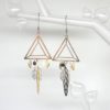 Boucles d'oreilles géométriques esprit graphique avec triangles dorés argenté noir pièce unique acier inoxydable par Odacassie les créations de Cassandre bijoux et accessoires faits main bijoux poétiques bohèmes romantiques