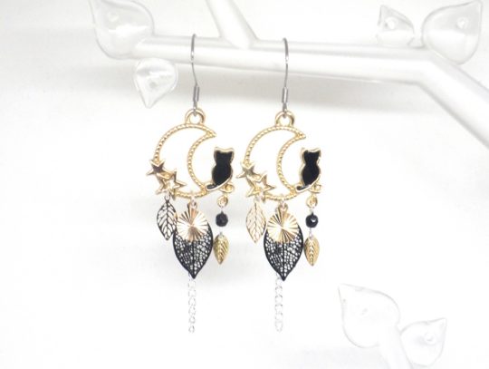 Boucles d'oreilles chats noirs et dorés argenté sequins dorés feuilles perles en verre de Bohême boucles d'oreilles félins en édition très limitée par Odacassie les créations de Cassandre bijoux et accessoires faits main bijoux poétiques bohèmes romantiques