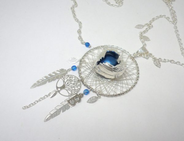 Bola de grossesse bleu métallisé argenté attrape-rêves arbre de vie plumes feuilles perles ailes d'ange bijou de grossesse personnalisé pièce unique par Odacassie les créations de Cassandre bijoux et accessoires faits main bijoux poétiques bohèmes romantiques idée cadeau naissance grossesse