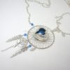 Bola de grossesse bleu métallisé argenté attrape-rêves arbre de vie plumes feuilles perles ailes d'ange bijou de grossesse personnalisé pièce unique par Odacassie les créations de Cassandre bijoux et accessoires faits main bijoux poétiques bohèmes romantiques idée cadeau naissance grossesse