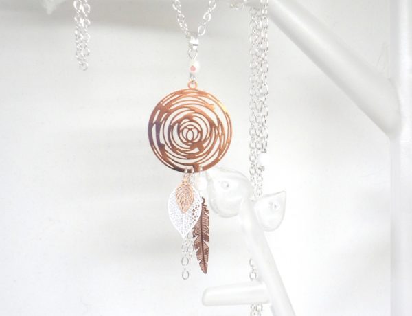 Sautoir spirale or rose argenté blanc feuille plume perles blanc reflets irisé long collier par Odacassie les créations de Cassandre bijoux et accessoires faits mains bijoux poétiques bohèmes romantiques éditions limitées pièces uniques