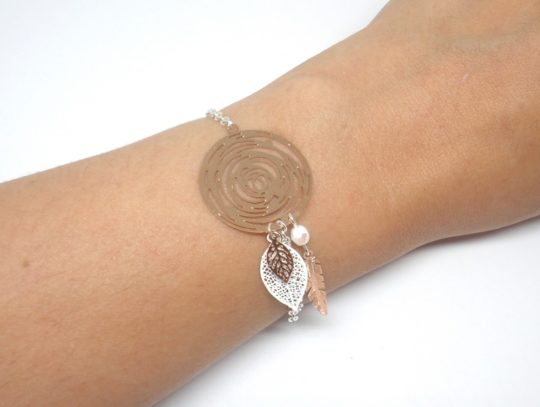 Bracelet spirale or rose argenté blanc feuille plume perles blanc reflets irisé bijou par Odacassie les créations de Cassandre bijoux et accessoires faits mains bijoux poétiques bohèmes romantiques éditions limitées pièces uniques