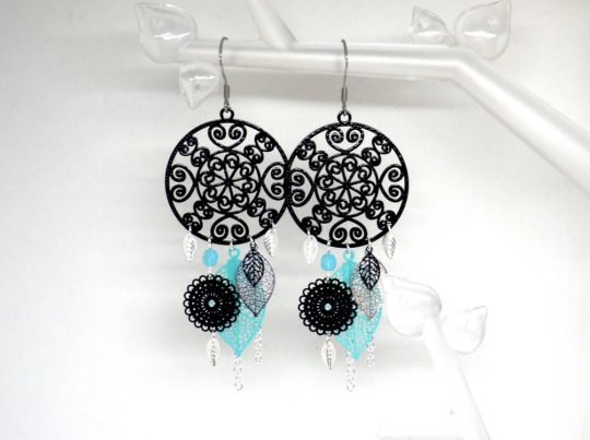 Boucles d'oreilles vert menthe noir et bleu lagon fines estampes rosaces feuilles et perles en verre de Bohême acier inoxydable acier chirurgical hypoallergénique bijou en édition limitée par Odacassie les créations de Cassandre bijoux et accessoires faits main bijoux poétiques bohèmes romantiques