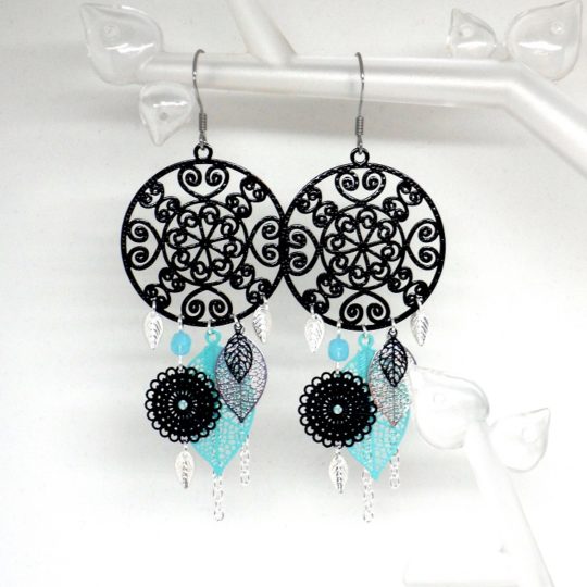 Boucles d'oreilles vert menthe noir et bleu lagon fines estampes rosaces feuilles et perles en verre de Bohême acier inoxydable acier chirurgical hypoallergénique bijou en édition limitée par Odacassie les créations de Cassandre bijoux et accessoires faits main bijoux poétiques bohèmes romantiques