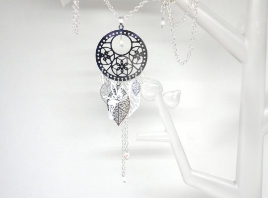 Sautoir fée blanc et argenté avec fines estampes fleurs feuilles et perles en verre de Bohême long collier attrape-rêves dreamcatcher réalisé sur mesure par Odacassie les créations de Cassandre bijoux et accessoires faits mains bijoux poétiques bohèmes romantiques