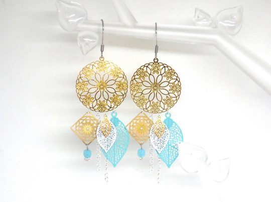 Boucles d'oreilles estampes fleurs losanges étoilés feuilles perles en verre de Bohême doré argenté bleu lagon turquoise vert menthe blanc acier inoxydable chirurgicalboucles d'oreilles attrape-rêves édition limité par Odacassie les créations de Cassandre bijoux et accessoires faits main bijoux poétiques bohèmes romantiques idée cadeau femme adolescente cérémonie mariage