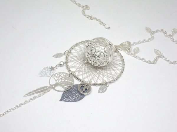 Bola de grossesse blanc et gris structure attrape-rêves argentée petits pieds cage coeurs arbre de vie étoile perles estampes feuilles pièce unique sur mesure par Odacassie les créations de Cassandre bijoux et accessoires faits main bijoux poétiques bohèmes romantiques idée cadeau naissance idée cadeau grossesse femme enceinte