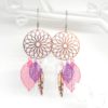 Boucles d'oreilles girly chic attrape rêves dreamcatcher fines estampes rosaces feuilles et plumes perles en verre de Bohême rose violet or rose argenté bijou en édition limité acier inoxydable par Odacassie les créations de Cassandre bijoux et accessoires faits main bijoux poétiques bohèmes romantiques idée cadeau femme