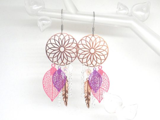 Boucles d'oreilles girly chic attrape rêves dreamcatcher fines estampes rosaces feuilles et plumes perles en verre de Bohême rose violet or rose argenté bijou en édition limité acier inoxydable par Odacassie les créations de Cassandre bijoux et accessoires faits main bijoux poétiques bohèmes romantiques idée cadeau femme