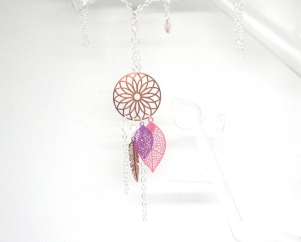 Sautoir girly chic long collier attrape rêves dreamcatcher fines estampes rosaces feuilles et plumes perles en verre de Bohême rose violet or rose argenté bijou en édition limité par Odacassie les créations de Cassandre bijoux et accessoires faits main bijoux poétiques bohèmes romantiques idée cadeau femme