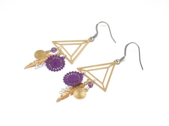 Boucles d'oreilles triangles violet doré argenté graphiques plumes perles pièce unique par Odacassie les créations de Cassandre bijoux et accessoires faits main bijoux poétiques bohèmes romantiques idée cadeau femme