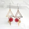 Boucles d'oreilles graphiques rouge doré argenté triangles plumes perles pièce unique par Odacassie les créations de Cassandre bijoux et accessoires faits main bijoux poétiques bohèmes romantiques